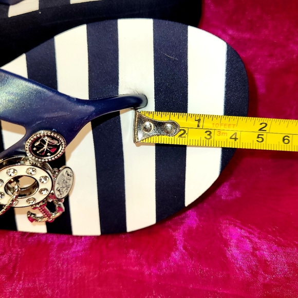 GUESS 6 1/2 STRIPED NEW NAVY WHITE SILVER CHARMS FLIP FLOPS SHOES - Picture 10 of 12